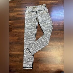 ❤️‍🔥2/$20❤️‍🔥 Mono B Patterned Black and White Leggings- Size Medium